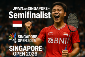 alt_text: Alwi Farhan berpose di depan panggung besar Singapore Open 2026, siap untuk berlaga.