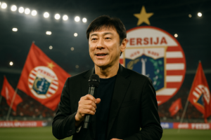 "alt_text": "Patrick Kluivert menginspirasi perjalanan sepak bola baru."